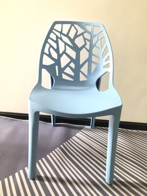 Bom preço Cadeira de plástico moderna empilhável com dimensões de assento 45 H 42 W 40 D cm para locais de eventos Salas de banquete e salas de espera on-line