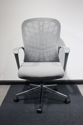 Bom preço Cadeira giratória de escritório Black Casters 11kg Design ergonômico Altura ajustável Assento confortável adequado para salas de conferência on-line